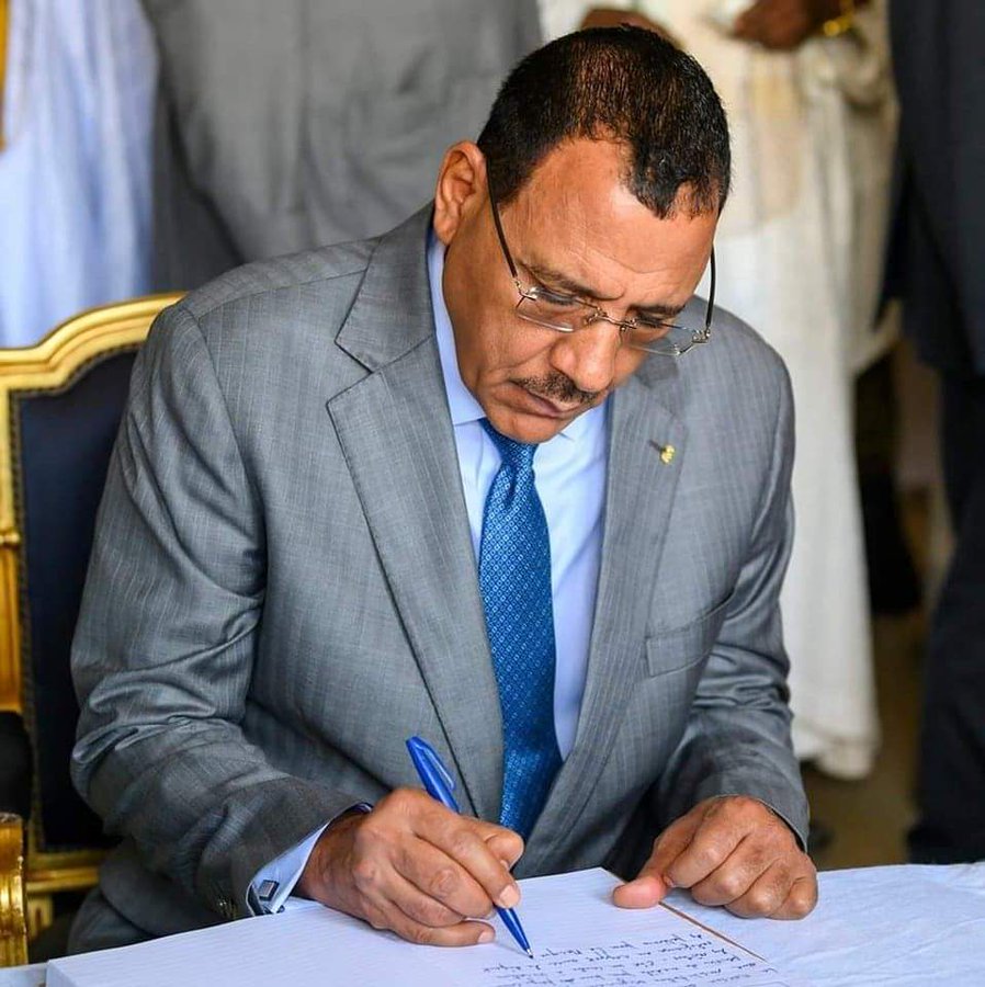 Mohamed Bazoum en train de rédiger une note